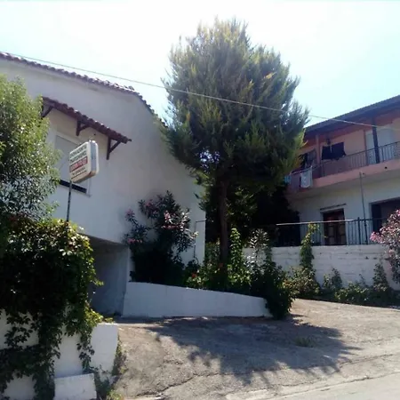 Ilias Tsaprounis Apartment *
